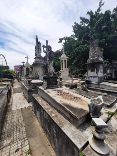 Vendo Jazigo Perpétuo No Cemitério São João Batista, Ótima Localização, Bela Escultura E Adornos