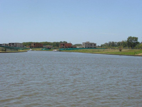 Lencke Vende - Albanueva-excelente Lote Al Rio Con Amarra, Frente A La Bahia Del Club House.