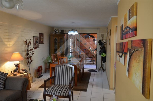 Casa En Venta De 4 Dorm. En Peñalolén