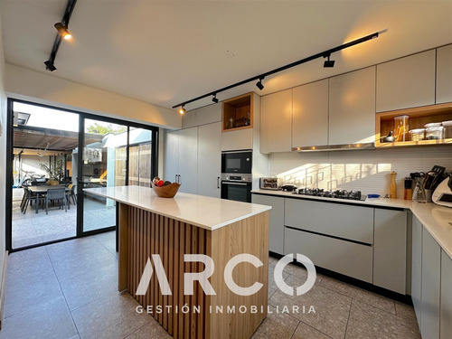 En Venta Casa Completamente Remodelada. Ñuñoa