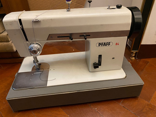 Máquina De Coser Pfaff Con Estuche 84 Leer Descripción Beige (Usado)