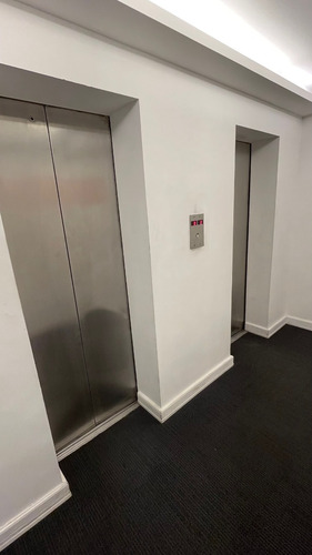 Oficina En Venta, En La Ciudad Vieja, Sobre La Calle Misiones - Con Una Terraza Increible De 40m2 Con Vista Despejada Y Mucho Sol.