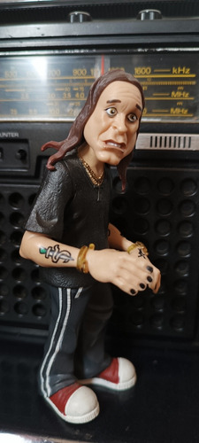 Figura De Colección Rock Ozzy 15cm Goma Rígida Articulada 