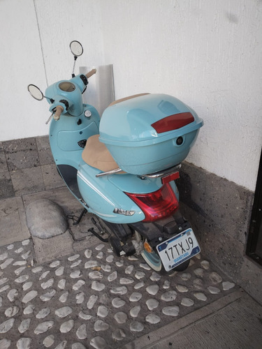 Azul, Como Nueva.