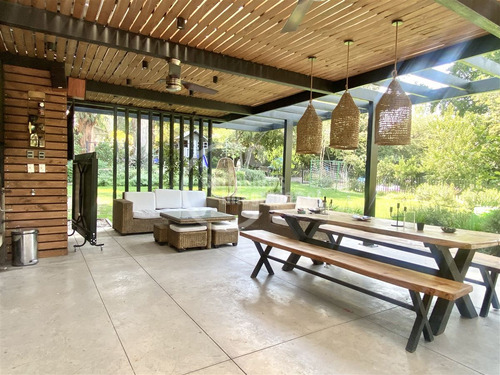 Casa En Venta De 5 Dorm.la Dehesa Lo Barnechea