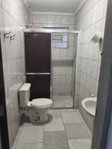 Aluga Se Casa Grande Com 3 Quartos, 2 Banheiros E Lavanderia