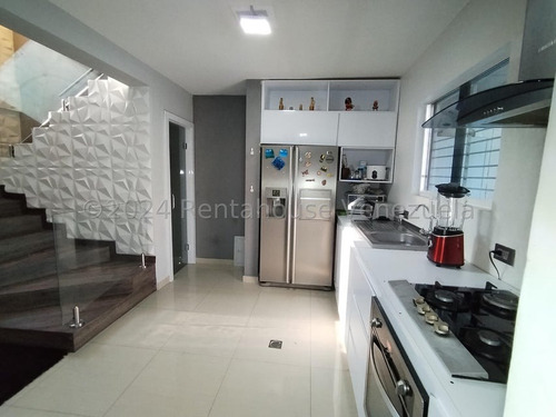 Rafael Carrasquel Te Trae En Venta Hermosa Casa Diseñada Con Acabados De Primera, Ubicada En Urbanización Villas Del Carmen Cerca De La Ribereña Cabudare Lara, Rc