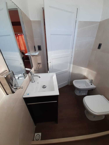 Imagen 3 de 21 de Casa En Piriapolis Para 6 Con Aire Acondicionado Baño A Nuevo, Parrillero Techado Iluminado, A 1 Cuadra De La Rambla Cerca Del Puerto