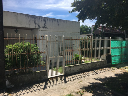 Casa A Reciclar Habitable Con Patio Y Terreno Alto