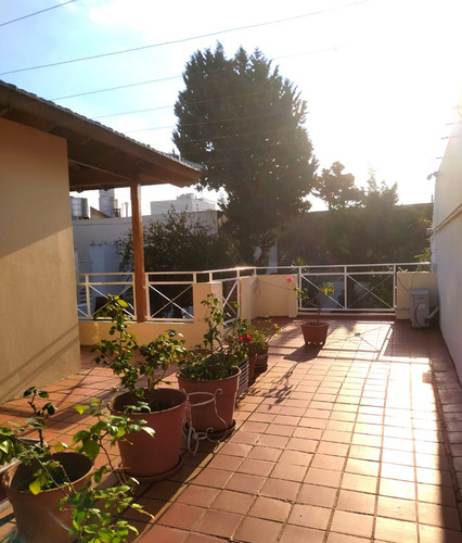 Excelente Casa De 3 Dormitorios. Jardin Con Piscina Y Cocheras.