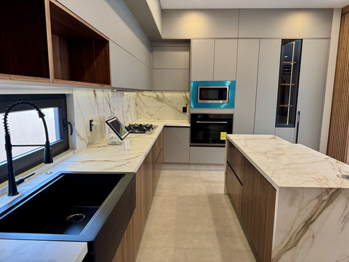 Residencia De Lujo Con Alberca, Área Verde Posterior- Altozano