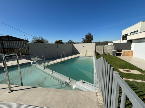 Amplia Casa 3d/3b En Condominio Con Áreas Comunes