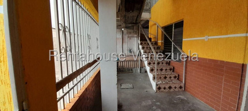 Comoda Casa Duplex En Venta Con Patio Zona Oeste Barquisimeto Cod: 25-20634