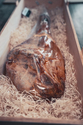 Caja De Madera Con Pata De Jamon Crudo Con Hueso