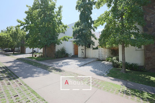 Hermosa Casa En Venta La Reina Alta