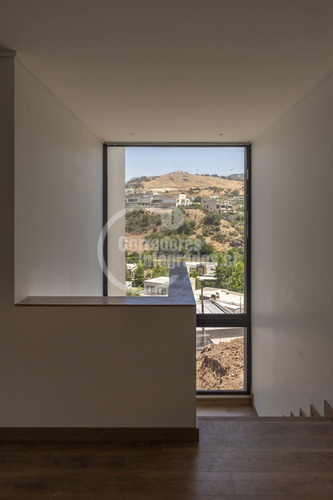 Casa En Venta De 5 Dorm. En Lo Barnechea