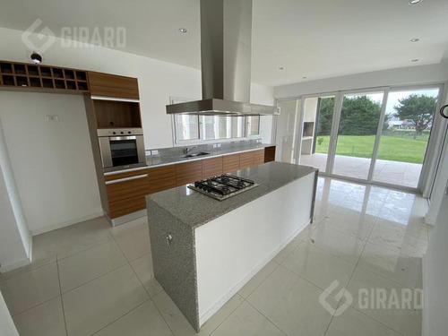 Imagen 8 de 30 de Excelente Casa Moderna En Exclusivo Barrio Rumenco.