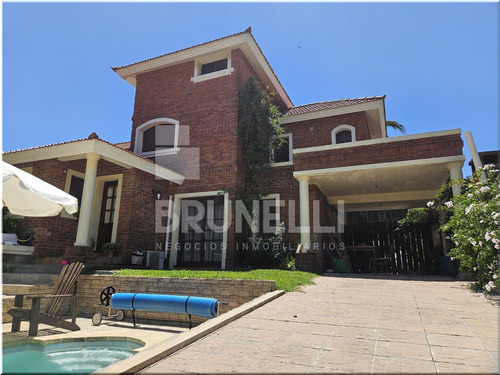 Excelente Y Solida Casa En 2 Plantas, Amplio Living Con Estufa A Leña, Comedor, Cocina, 3 Dormitorios, Oficina O Consultorio, Altillo, Garaje, Hermoso Fondo Con Piscina Y Barbacoa.