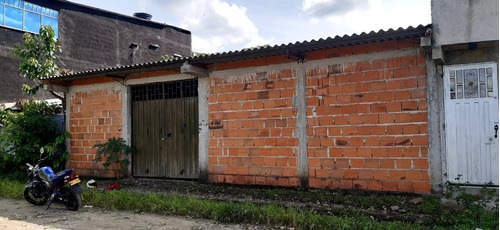 Lote  Techado Y Encerrado En Material De Ladrillo 