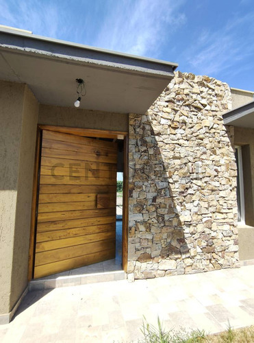 Casa De Categoría A Estrenar En Venta En B° Ayres De Fader, Luján De Cuyo Id:222737