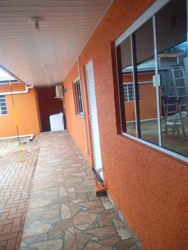 2 Casas No Mesmo Patio Com Muros Altos Separando