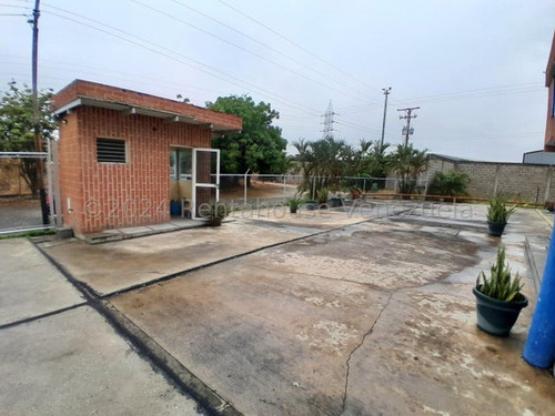 Galpón Venta Cerca Av. Henry Ford Con Departamento, Con Apartamento Residencial Oficina, Mezzanina , Facil Acceso Para Gandolas Valencia Carabobo Leida Falcon Lf24-17900