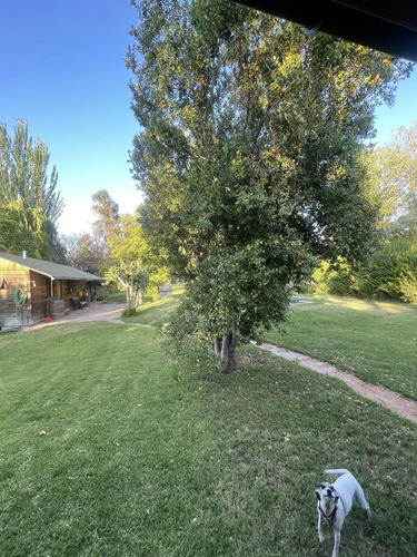 Espléndida Parcela Con Linda Casa Familiar En Venta