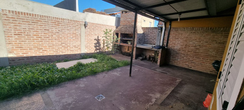 En Venta En Altos De Podesta Barrio Cerrado De 5 Ambientes 2 Baños Garage Dos Autos Fondo. Venta Inmediata F: 9511