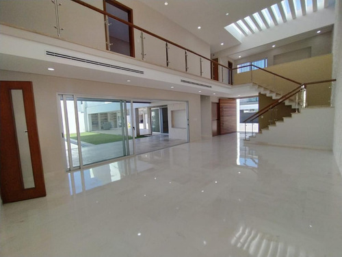 Casa Amplia En Venta En Fracc. Las Palmas Green, Medellín, Con Alberca