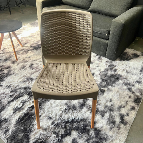Pack X2 Silla Reforzada India Ratan Plastico Patas Madera Marrón