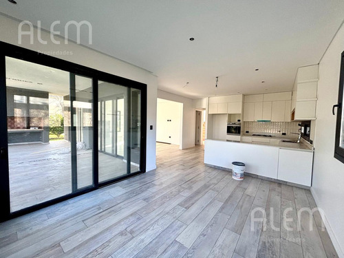 Casa De 4 Dormitorios En Venta - St Thomas Este - Canning (e. Echeverria)