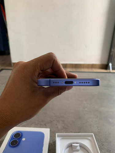 Iphone 16 (128 Gb) - Ultramarino + Funda Magsafe Original Azul (Usado)