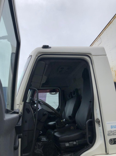 Volvo Vm 220 4x2r 2015