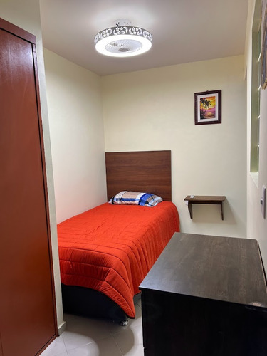 Hermoso Estudio Pequeño Completamente Amueblado.