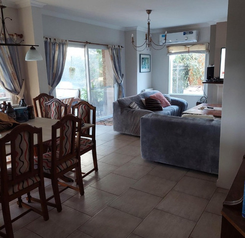 Casa 5 Dormitorios, Jardín, Piscina En Barrio Los Jazmines