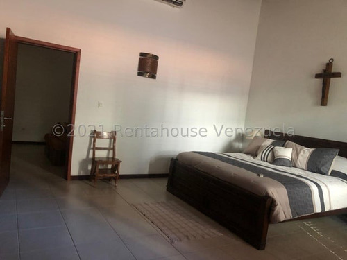 Se Vende Casa Tipo Townhouse Espaciosa, Amplia Inm, Con Cocina Empotrada Concepto Abierto E Integrada A La Sala Y Patio, Pisos De Porcelanato, Pozo Y Planta Electrica 100%. Altos De Guataparo