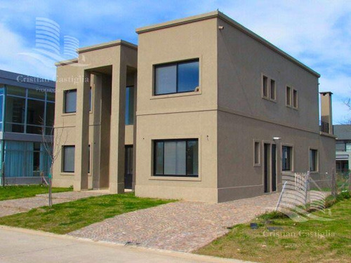 Venta- Casa De 6 Ambientes- Galería, Jardín En Laguna Grande, Villa Nueva