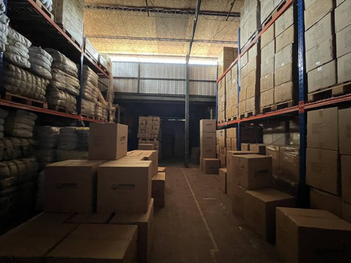 Amplio Edificio Comercial Con Bodegas Y Galpon En Santiago