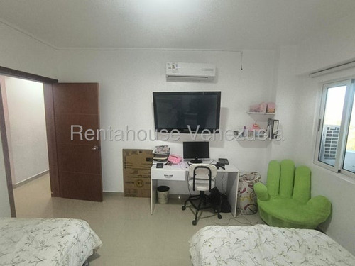 Apartamento Ubicado En La Urbanización El Parral, Data Reciente 25-19096