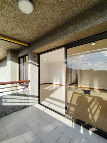 Se Alquila Amplio Y Cómodo Apartamento Con Excelente Ubicación En Urb. La Carlota. (13a)