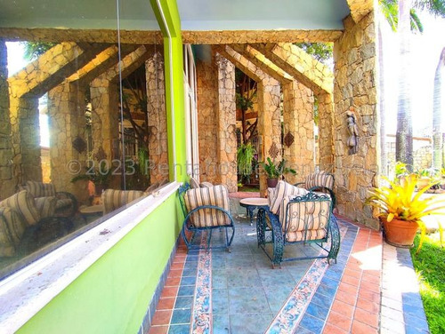 Jip 25-13586: Rentahouse Vende Magestuosa Casa De 920mts2, Rodeada De Hermosos Jardines Y Espectaculares Ambientes De Lujo. En Urb El Castaño. Maracay