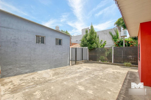 Imagen 14 de 30 de Depósito Y Casa De 3 Ambientes Con Patio Terraza Y Cochera Varios Autos