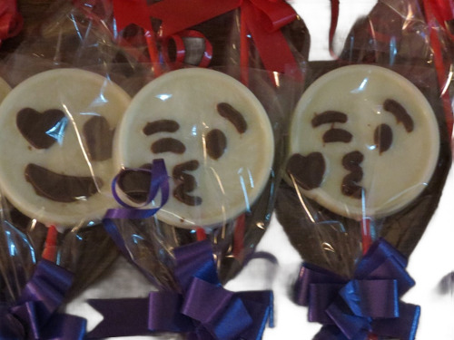 Chupetines Emojis De Chocolate Por 12 Unidades