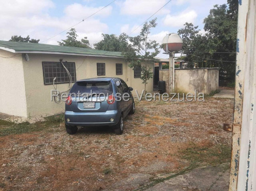 María Gabriela Martínez Vende Amplia Y Acogedora Casa En Tamaca, Terreno Propio, A Pie De Calle De Uso Comercial, Cocina En Mampostería, Tanque Con Hidroneumático.