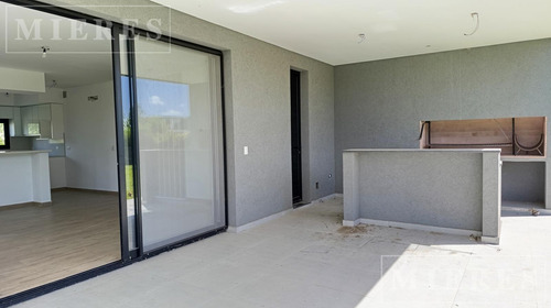 Casa En Venta Sobre Lote Interno En Barrio Ceibos Puertos