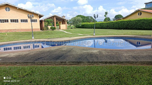 Hermosa Casa Vacacional Para El Disfrute De La Familia, Amplio Terreno Totalmente Plano Y Sembrado De Grama, La Cerca Es Completamente Natural De Limoncillo