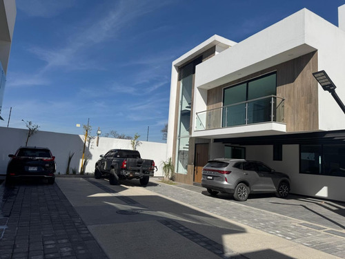 Exclusiva Casa En Venta, Moderna Casa Amplia Con Excelente Ubicación En La Exclusiva Zona Residencial De Metepec