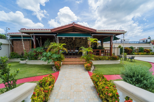 Imagen 17 de 26 de Confortable Mansión En San Isidro En Venta 2 Salas, Cocina, 6 Habitaciones Con Baños, 3 Cuartos De Servicio Con Baños, Terraza, Piscina, 2 Baños Por La Piscina, Marquesina 4 Carros, Paneles Solares.