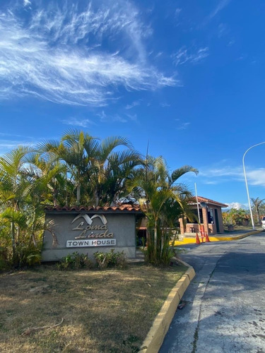 Townhouse En Urbanización Loma Linda El Hatillo Caracas 