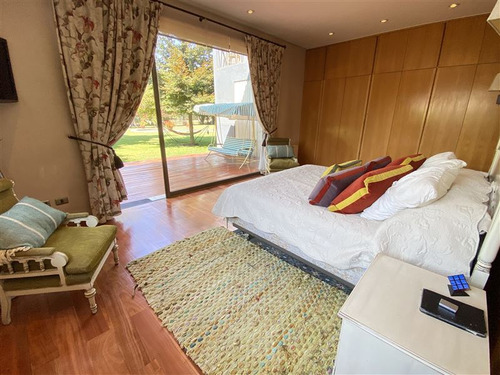 Casa En Venta De 5 Dorm. En Colina
